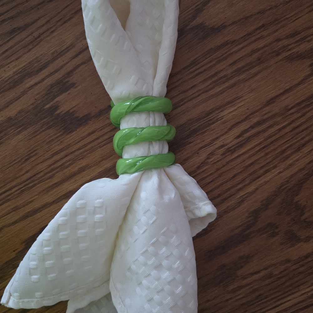 🎀Eight fun🎀 green🎀acrylic Napkin Rings.  NWOT
